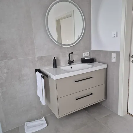 Luxsuite Still Und Komfort 2 Balkon Elektrogrill Tischfussball Tv-75 Zoll Apartment