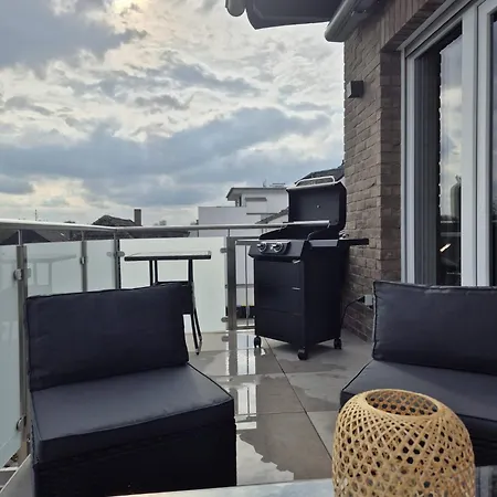 Luxsuite Still Und Komfort 2 Balkon Elektrogrill Tischfussball Tv-75 Zoll Lägenhet Dinslaken