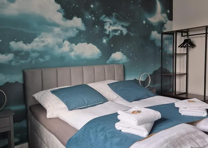 Luxsuite Still Und Komfort 2 Balkon Elektrogrill Tischfussball Tv-75 Zoll Lägenhet