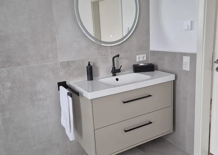 Luxsuite Still Und Komfort 2 Balkon Elektrogrill Tischfussball Tv-75 Zoll Apartman