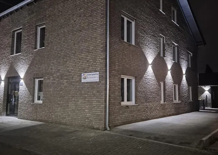 Luxsuite Still Und Komfort 2 Balkon Elektrogrill Tischfussball Tv-75 Zoll Lägenhet