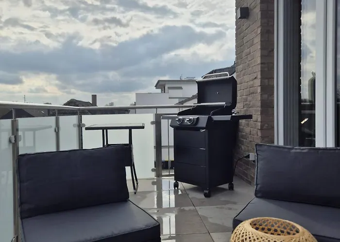 Luxsuite Still Und Komfort 2 Balkon Elektrogrill Tischfussball Tv-75 Zoll Lägenhet Dinslaken